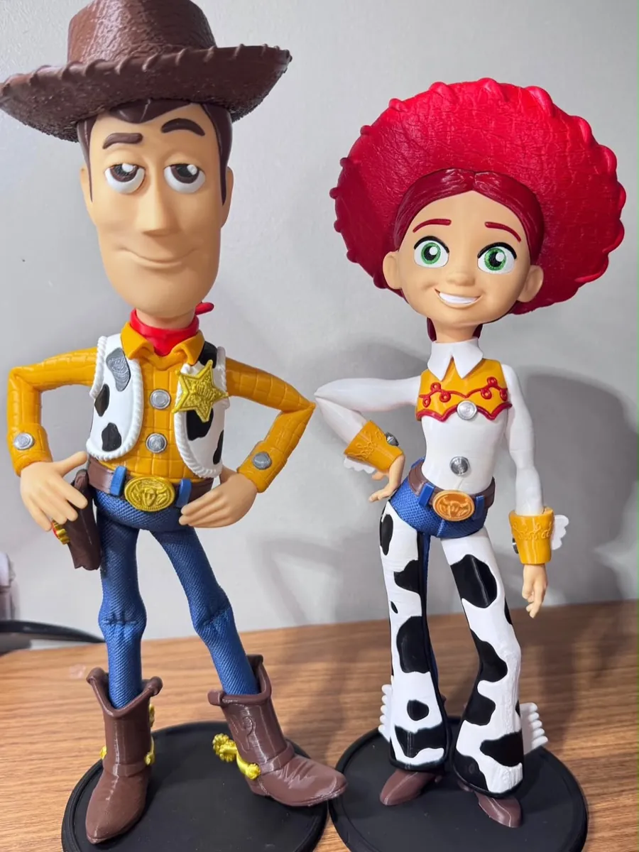 Woody e Jessie, peça impressa em 3D pelo Ateliê 3D Criativo